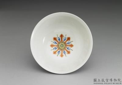 图片[2]-Pair of food bowls in yang-ts’ai enamels with incised blue ground pattern of flower brocade and landscape décor 1743 (Ch’ien-lung reign)-China Archive